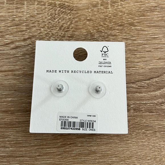 NWT Madewell Button Stud Earrings in Light Silver Ox - Picture 5 of 5
